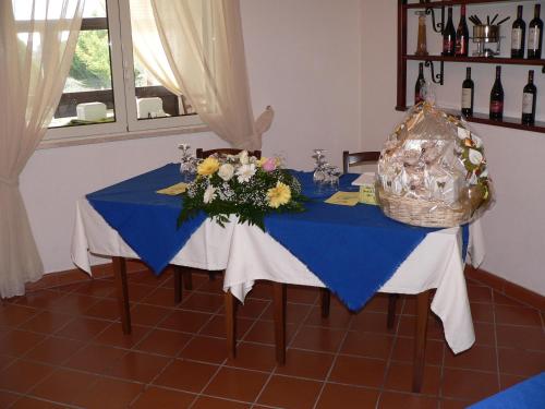 a blue and white table with flowers on it at Il Noce Antico in Bisacquino