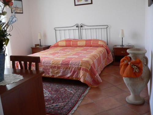 a bedroom with a bed and two tables and two lamps at Il Noce Antico in Bisacquino