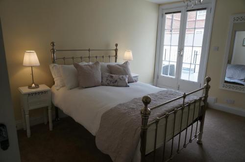Un dormitorio con una cama grande y una ventana en No. 23 at The Moorings, Chester en Chester
