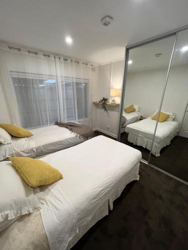 Katil atau katil-katil dalam bilik di Ocean views on ocean blvd