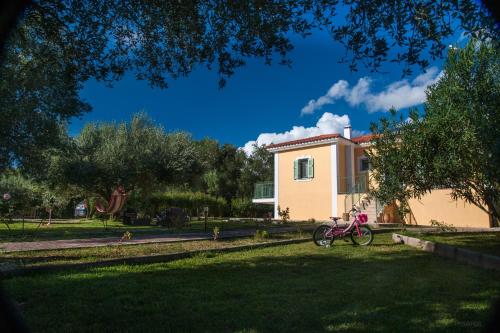 Κήπος έξω από το Leventis Villas Complex with Sharing Pool