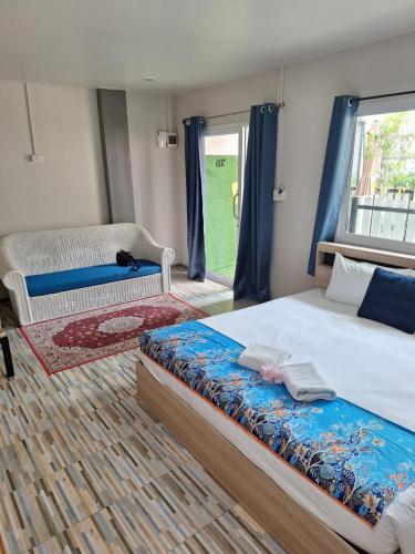 Postel nebo postele na pokoji v ubytování Lalisa Hotel Aonang