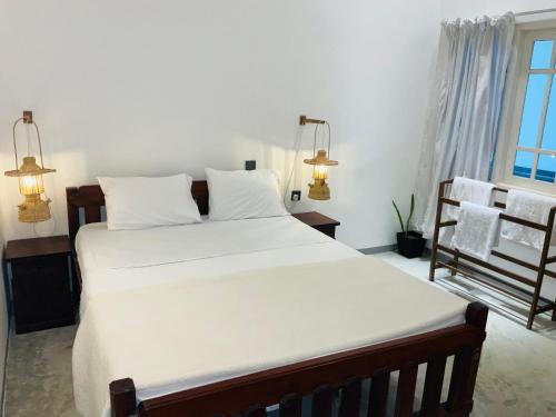 Una cama o camas en una habitación de Ocean Air Guesthouse and Villa Weligama - MINUTE TO WAVES