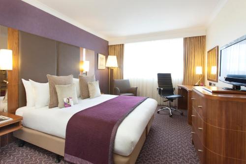 Ліжко або ліжка в номері Crowne Plaza Reading