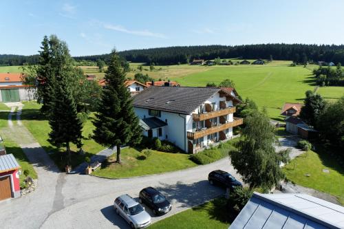an aerial view of a house with cars parked in a driveway at Zur neuen Post Landgasthof in Herzogsreut