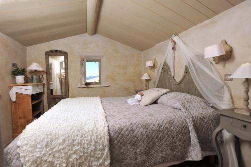 a bedroom with a large bed with a canopy at Résidence Les Petitons in Oppède