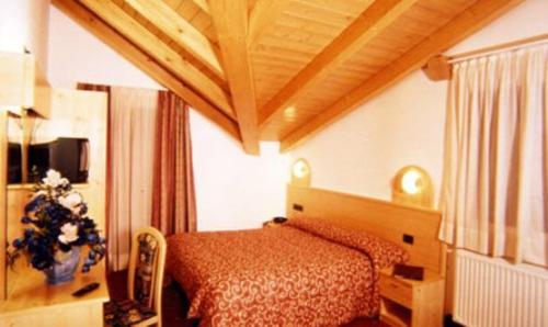 a bedroom with a bed in a room at Hotel Cielo Blu in Passo del Tonale