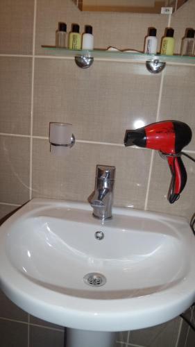 un rubinetto su un lavandino in bagno di Paxx Istanbul Hotel&Hostel a Istanbul