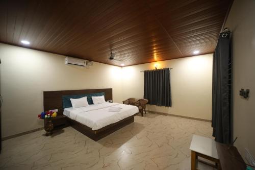 a bedroom with a large bed in a room at Aarna Coastal Resort in Māvalli