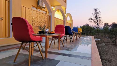 a row of chairs and tables on a balcony at Asapin Vanymahal in Rāmnagar