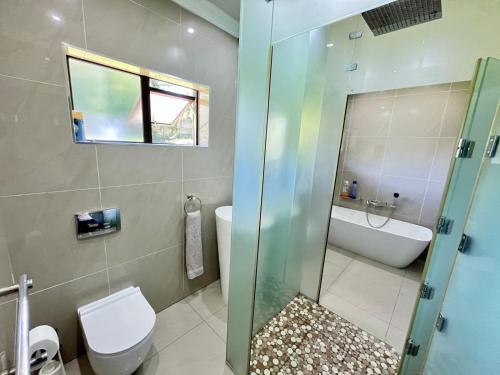 Un baño de The African Flamingo