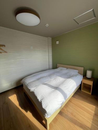 a bedroom with a white bed in a room at Guest House Goettingen in Kyoto