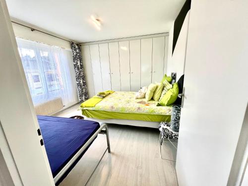 Postel nebo postele na pokoji v ubytování Family Apartment with Lake View | 73