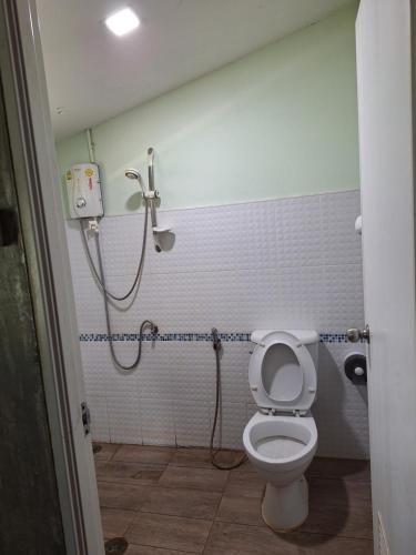 a bathroom with a toilet and a shower at ป่ากล้วยริเวอร์ไซด์รีสอร์ท in Ban Muang Len