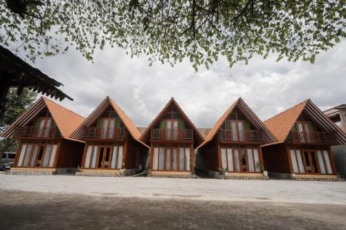 a large building with brown roof at d' Omah Afi 1 in Jarakan