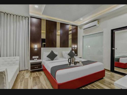 Postel nebo postele na pokoji v ubytování Hotel O Raas Near Near Paschim Vihar