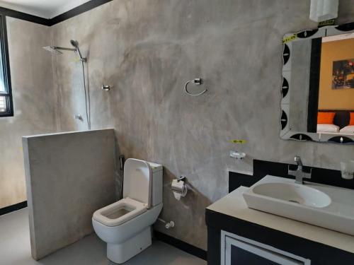 ein Badezimmer mit Toilette, Waschbecken und Spiegel in der Unterkunft Bolagala Nature Resort in Madampella Pahala