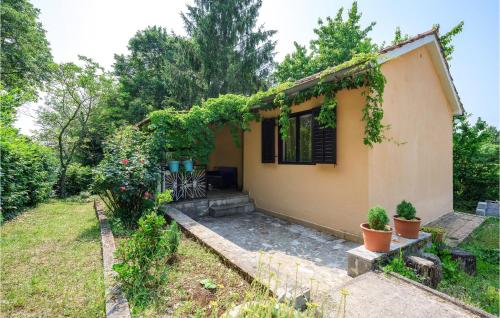 Vonkajšia záhrada v ubytovaní Beautiful Home In Muntrilj With Wifi