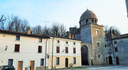 ein altes Schloss mit einem Turm und einem Gebäude in der Unterkunft Affittacamere Residenza Del Duca in Solferino