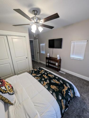 a bedroom with a bed and a ceiling fan at Zoobilee-on Zoo Blvd in Wichita
