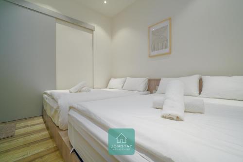 Postel nebo postele na pokoji v ubytování JOMSTAY Octagon Ipoh Suites