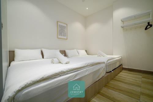 Postel nebo postele na pokoji v ubytování JOMSTAY Octagon Ipoh Suites