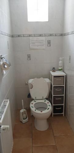 une petite salle de bain avec toilettes et lavabo dans l'établissement La heckeliere, à La Houssière