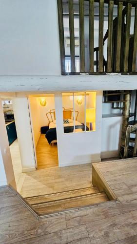 - une vue sur le salon depuis le haut d'une maison dans l'établissement Superbe Loft vue Vieux Port en 1ère ligne, à Marseille