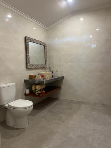a bathroom with a toilet and a sink at Giri Carik in Sidemen