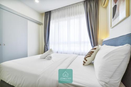 Postel nebo postele na pokoji v ubytování JOMSTAY Octagon Ipoh Suites