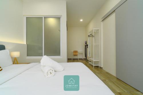 Postel nebo postele na pokoji v ubytování JOMSTAY Octagon Ipoh Suites