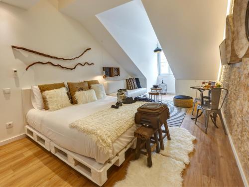 een slaapkamer met een groot bed in een kamer bij Sonel Investe Madalena 287 Boutique Apartments by Get Your Stay in Lissabon