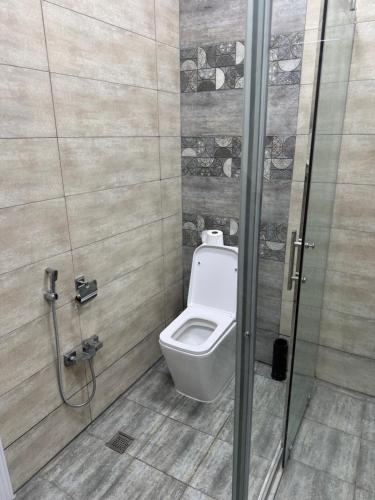 Ένα μπάνιο στο Cozy Room in a Peaceful Hillside Location 3