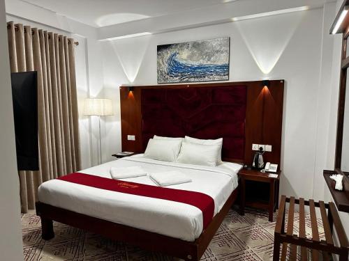a bedroom with a large bed in a room at Serenity Lake Nuwara Eliya in Nuwara Eliya