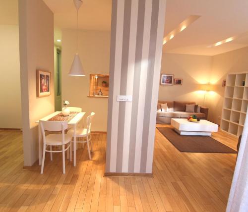 een woonkamer met een tafel en een bank bij Apartment Centro in Belgrado