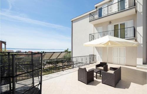 3 Bedroom Cozy Apartment In Podstrana