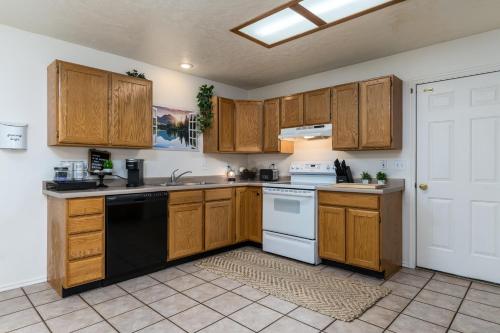Η κουζίνα ή μικρή κουζίνα στο Cozy Three Bedroom Home