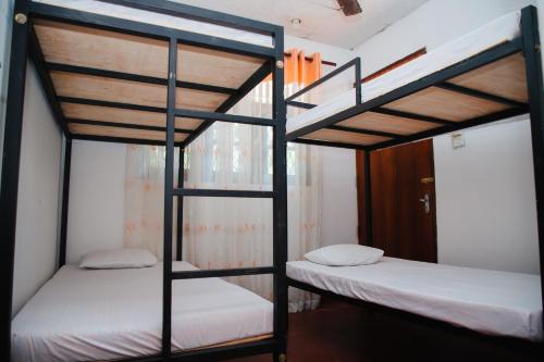 Postel nebo postele na pokoji v ubytování Surf Hostel Hiriketiya