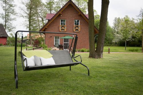Taman di luar Spreewald Lodge