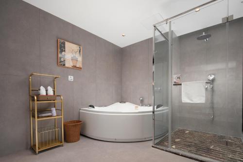 Kylpyhuone majoituspaikassa 滨江万璟酒店 One Gem Hotel