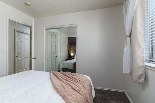 Ένα ή περισσότερα κρεβάτια σε δωμάτιο στο Cozy Three Bedroom Home