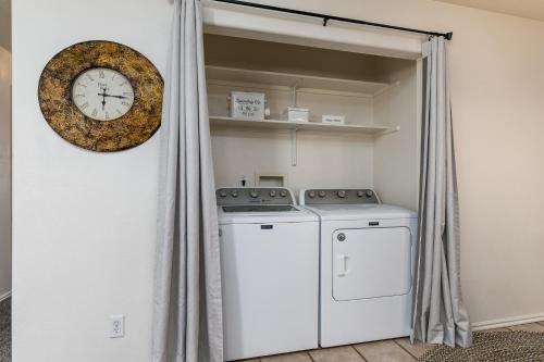 Η κουζίνα ή μικρή κουζίνα στο Cozy Three Bedroom Home