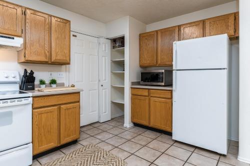 Η κουζίνα ή μικρή κουζίνα στο Cozy Three Bedroom Home