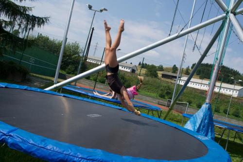 una persona haciendo un stand de mano en un trampolín en Rodinný penzion Skiland, en Ostružná