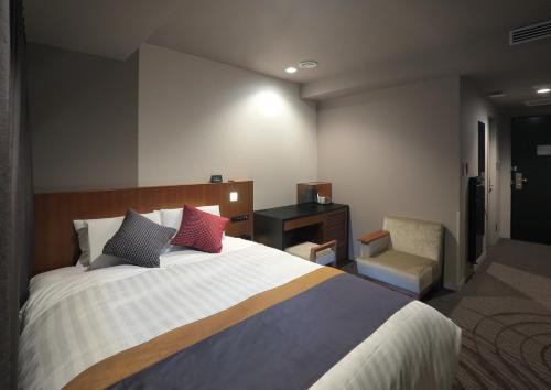 Postel nebo postele na pokoji v ubytování Kisarazu Washington Hotel