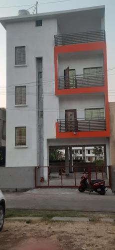 a motorcycle parked in front of a building at Guruprasad Home Stay in Kolhapur