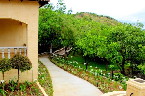 Taman di luar La Villa Spa