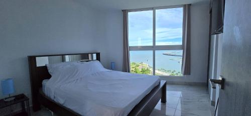 Ένα ή περισσότερα κρεβάτια σε δωμάτιο στο Ocean View Private Room Balcony, Pool, Rooftop Gym Next to Hilton Panama