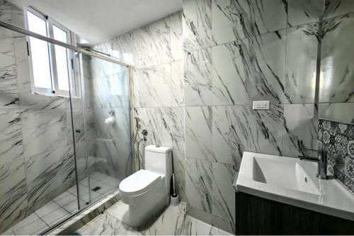 Ένα μπάνιο στο Ocean View Private Room Balcony, Pool, Rooftop Gym Next to Hilton Panama