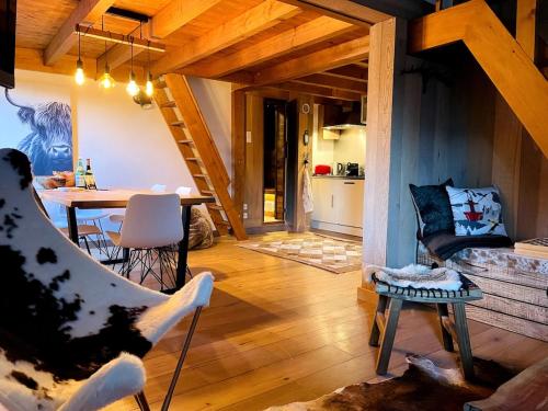 un salon avec une table et une salle à manger dans l'établissement Cosy duplex with Hammam-Steamroom in Rochebrune, à Megève